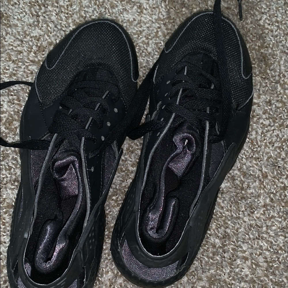 5.5y Nike black huaraches